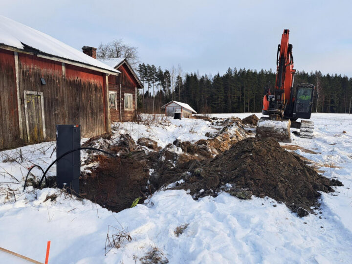 Hämeenkyrön maakaapelointia Jokiniementiellä.