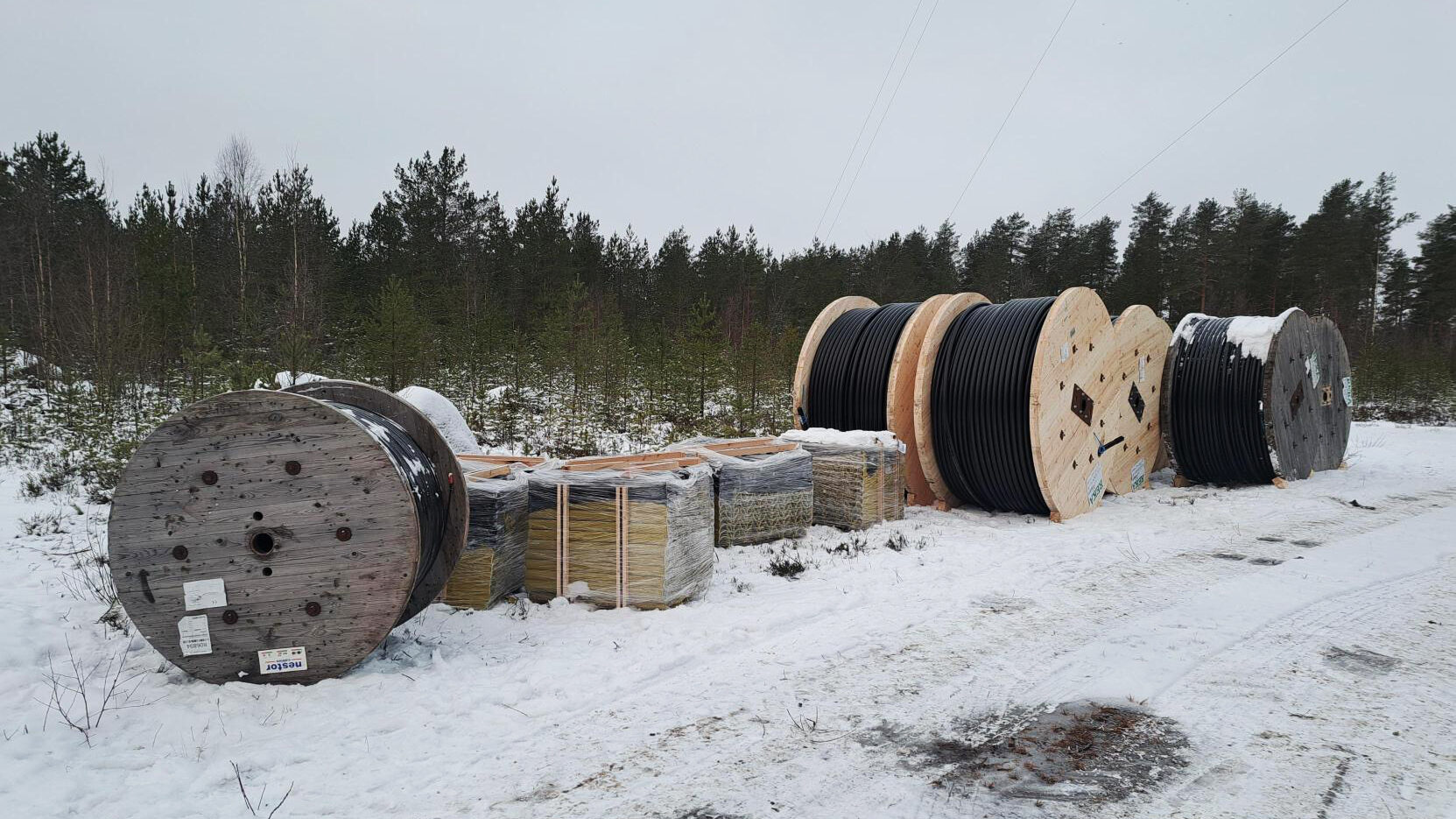 Karviantien varteen rakennettavan 110/20 kV:n sähköaseman, Satamakeitaan, kaapeloinnin valmistelut ovat edenneet materiaalitoimitusten myötä. Tien varressa kaapelirullia.