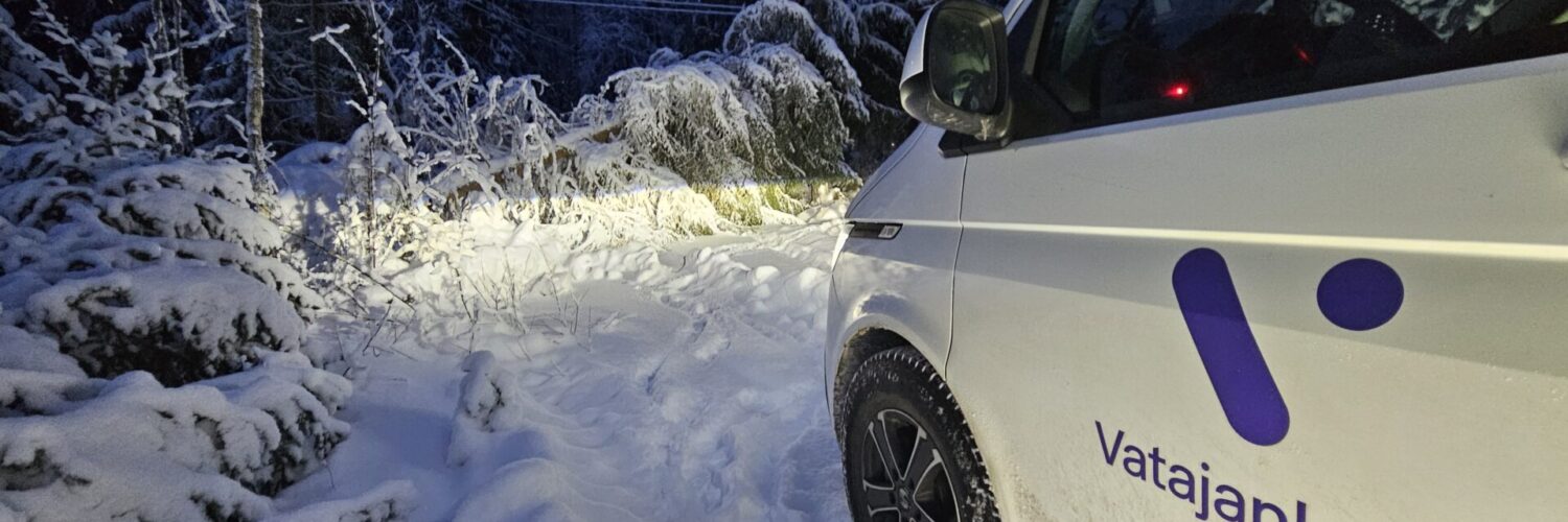 Vatajankosken auto lumisessa metsässä