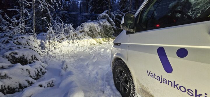 Vatajankosken auto lumisessa metsässä