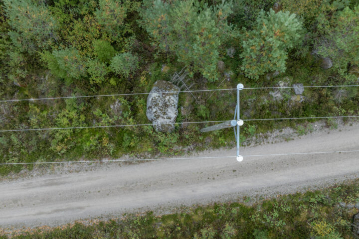 Lavian louhikon sähkölinja yläkulmasta